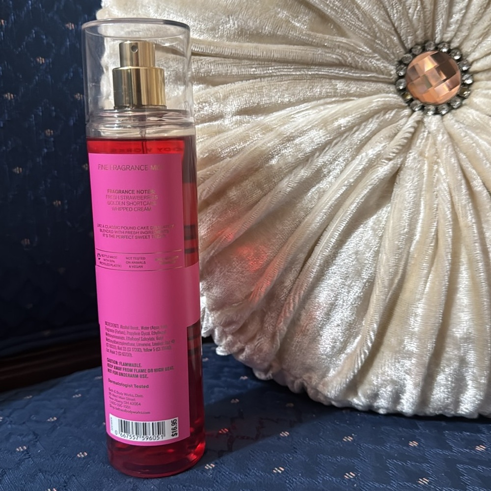 BATH & BODY WORKS SET. . . STRAWBERRY POUND CAKE SCENT - Picture 4 of 6
